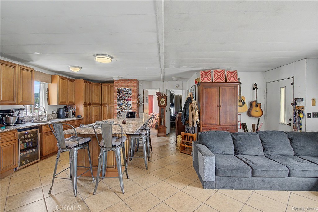https://media.crmls.org/medias/0e881c9a-d7bc-486f-983b-84a59816359a.jpg?preset=X-Large