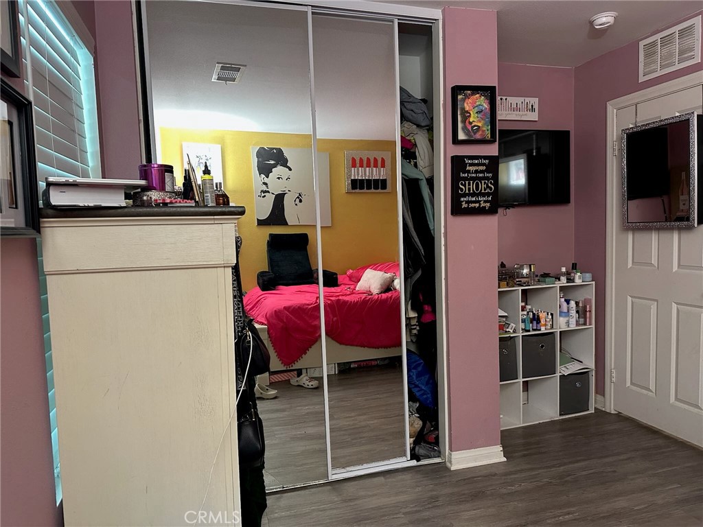 https://media.crmls.org/medias/0e8cca7d-c230-4719-95d3-f7ecc1650b77.jpg?preset=X-Large