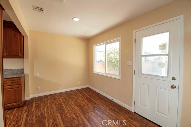 6911 Enfield Avenue, Reseda CA: https://media.crmls.org/medias/0e8dff09-670c-4da3-ab94-365429df9e9d.jpg