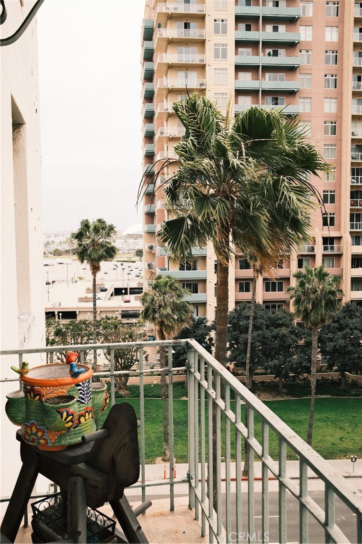 https://media.crmls.org/medias/0e920ee3-46f2-42f1-85bf-1d30035ad7ce.jpg?preset=X-Large