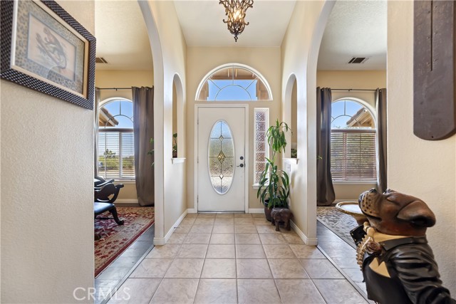 8328 Chateau Road, Phelan CA: https://media.crmls.org/medias/0e95b6f3-7885-44d1-8ab5-efaa2f3023c2.jpg