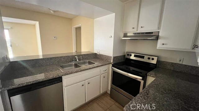 Detail Gallery Image 4 of 18 For 15425 Sherman #101,  Van Nuys,  CA 91406 - 2 Beds | 2 Baths