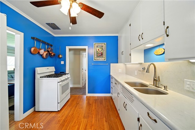 438 N Pasadena Avenue, Glendora CA: https://media.crmls.org/medias/0e9ac31f-9d0f-485f-a519-f9bcbc2e49e9.jpg