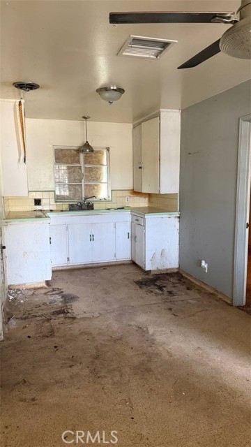 Detail Gallery Image 6 of 19 For 2452 S Holloway Ave, Fresno,  CA 93725 - 3 Beds | 1 Baths