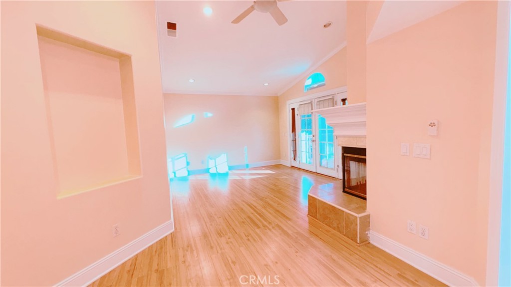 https://media.crmls.org/medias/0e9b2d28-7075-45ec-9429-fe0f8468d199.jpg?preset=X-Large