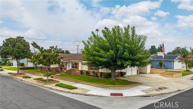 2705 E Orange Grove, Orange CA: https://media.crmls.org/medias/0e9d9957-d5a9-48cf-824b-71518f01509a.jpg