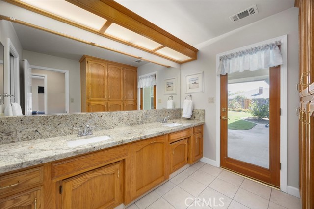 7705 Terry John Avenue, Bakersfield CA: https://media.crmls.org/medias/0e9f2930-a532-4270-bda0-a1b2b13edf67.jpg