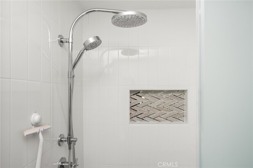 https://media.crmls.org/medias/0ea2a891-040b-498d-83ac-02e4d478d865.jpg?preset=X-Large