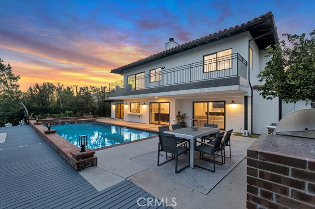 Detail Gallery Image 3 of 30 For 5952 Woodland View Dr, Woodland Hills,  CA 91367 - 5 Beds | 4 Baths