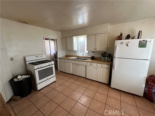 332 S Spring Street, Blythe CA: https://media.crmls.org/medias/0ea56c0b-03e9-4323-abe4-8a4874090680.jpg