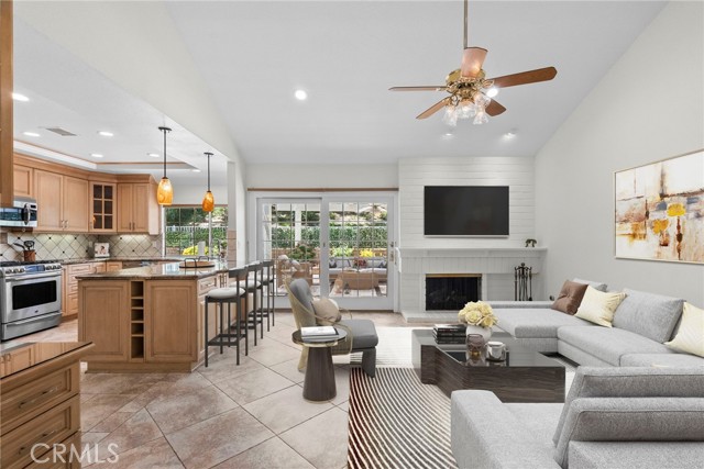 25383 Fortuna Drive, Valencia CA: https://media.crmls.org/medias/0ea6e3b5-7351-447b-871f-c18e605355f3.jpg