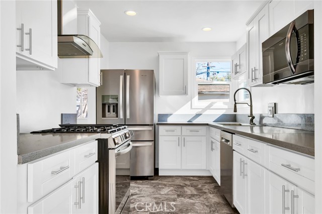 Detail Gallery Image 11 of 29 For 6630 Mclennan, Lake Balboa,  CA 91406 - 3 Beds | 2 Baths