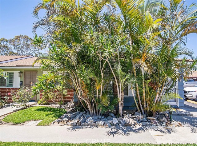 10230 Disney Circle, Huntington Beach CA: https://media.crmls.org/medias/0ea937c4-93f3-40d7-9929-57ec6eabd7ec.jpg