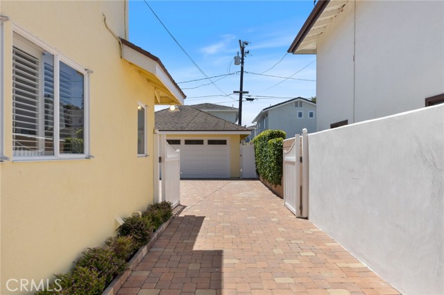 Detail Gallery Image 45 of 49 For 305 Robin Hood Ln, Costa Mesa,  CA 92627 - 5 Beds | 2/2 Baths