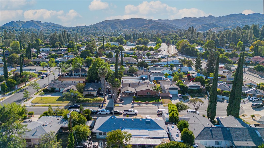 https://media.crmls.org/medias/0eac00c1-7496-4086-ab33-0d8b6515c52f.jpg?preset=X-Large