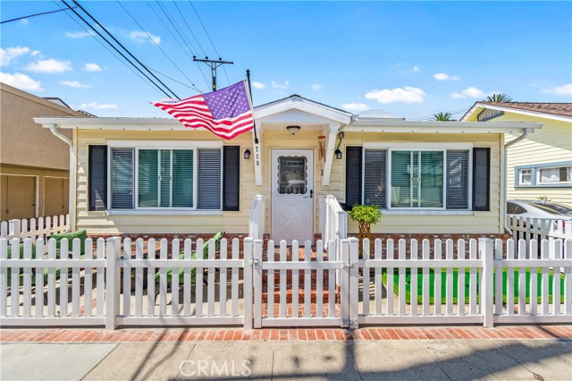 715 Olive Avenue, Huntington Beach CA: https://media.crmls.org/medias/0eac1ff1-33bc-4d9f-a1be-378ea8e7b8da.jpg