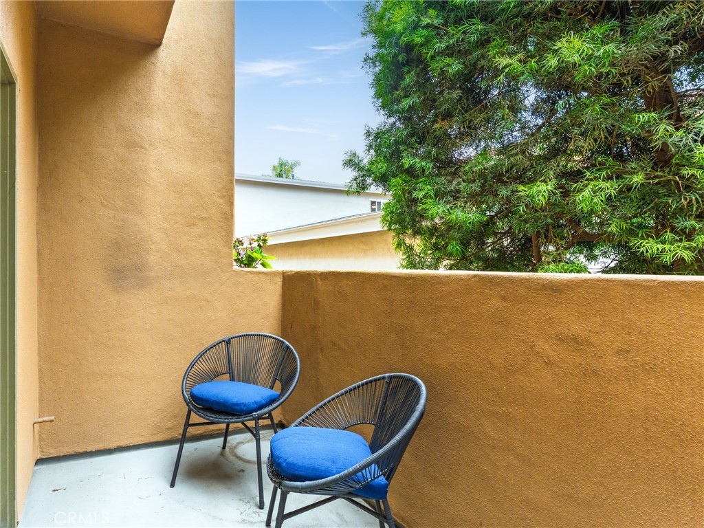 https://media.crmls.org/medias/0eac558d-dbd1-4c70-85ac-128c679791ad.jpg?preset=X-Large