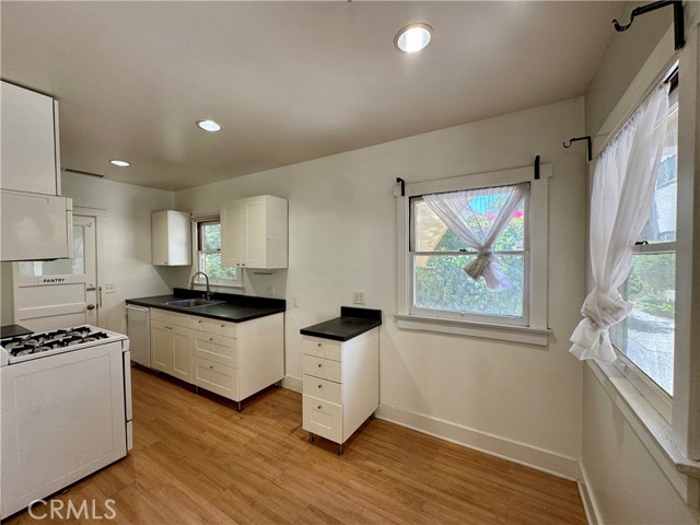 Detail Gallery Image 6 of 12 For 701 Mira Monte Pl, Pasadena,  CA 91101 - 1 Beds | 1 Baths