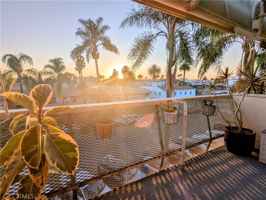 https://media.crmls.org/medias/0eb5a1e2-16bd-4028-b9ee-3f00036b238d.jpg?preset=X-Large