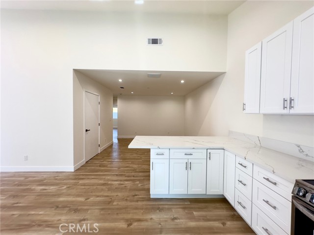 Detail Gallery Image 5 of 14 For 15950 Cohasset St, Van Nuys,  CA 91406 - 3 Beds | 2/1 Baths