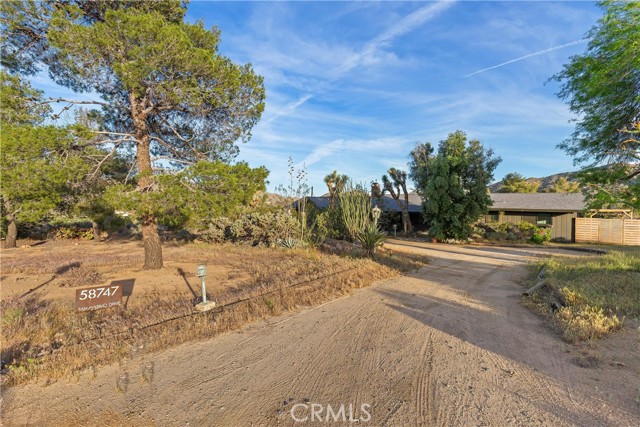 Detail Gallery Image 4 of 67 For 58747 San Marino, Yucca Valley,  CA 92284 - 3 Beds | 2/1 Baths