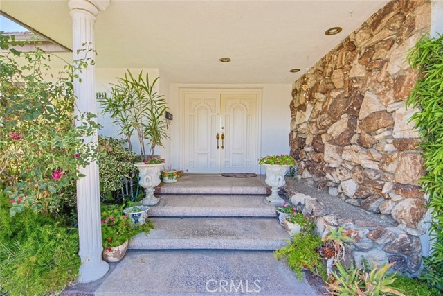 Detail Gallery Image 4 of 75 For 1801 Greenbriar Rd, Glendale,  CA 91207 - 3 Beds | 3 Baths