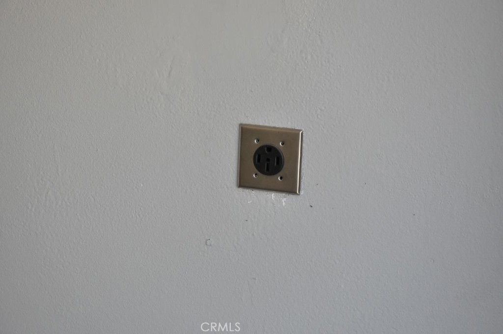 https://media.crmls.org/medias/0eb931fc-01e7-4634-858f-1874f3f846ad.jpg?preset=X-Large