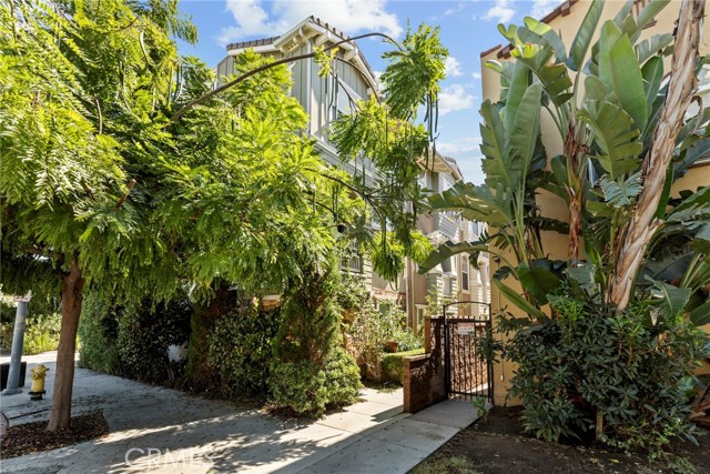 Detail Gallery Image 3 of 34 For 6526 1/2 Fountain, Los Angeles,  CA 90028 - 3 Beds | 3 Baths