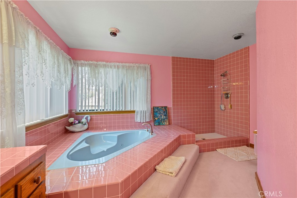 https://media.crmls.org/medias/0ebd7984-c1d1-4742-b98d-09f610772fe7.jpg?preset=X-Large