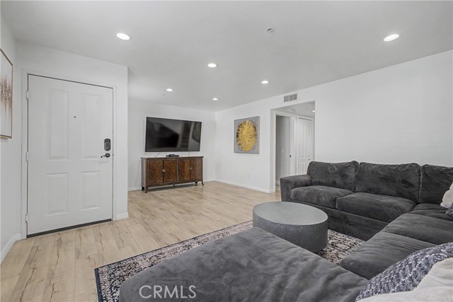 Detail Gallery Image 7 of 29 For 10894 Olinda St #109,  Sun Valley,  CA 91352 - 3 Beds | 3 Baths