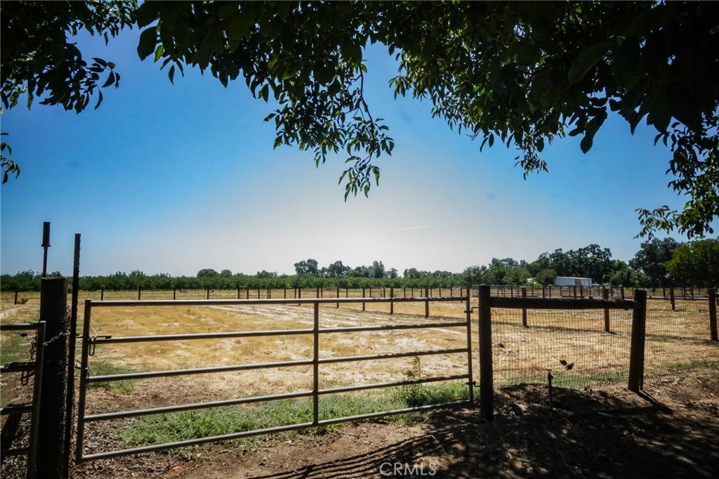 https://media.crmls.org/medias/0ec1a01b-b55a-465c-a0f0-10d7d120b93a.jpg?preset=X-Large