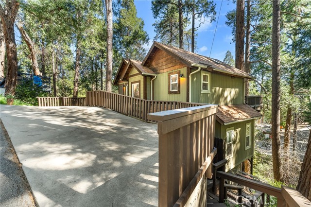Detail Gallery Image 4 of 32 For 23988 Scenic, Crestline,  CA 92325 - 3 Beds | 2 Baths