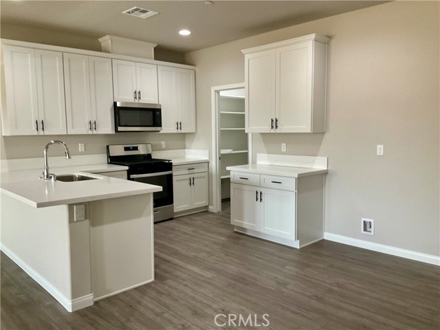 Detail Gallery Image 10 of 34 For 5103 Cohiba Ct, Bakersfield,  CA 93307 - 6 Beds | 3 Baths