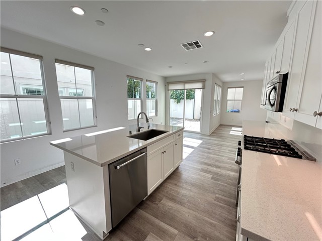 Detail Gallery Image 6 of 25 For 945 Vivid Ln, Costa Mesa,  CA 92626 - 4 Beds | 3 Baths