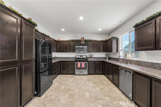 Detail Gallery Image 11 of 49 For 2517 San Madrid Way, Rosamond,  CA 93560 - 3 Beds | 2/1 Baths