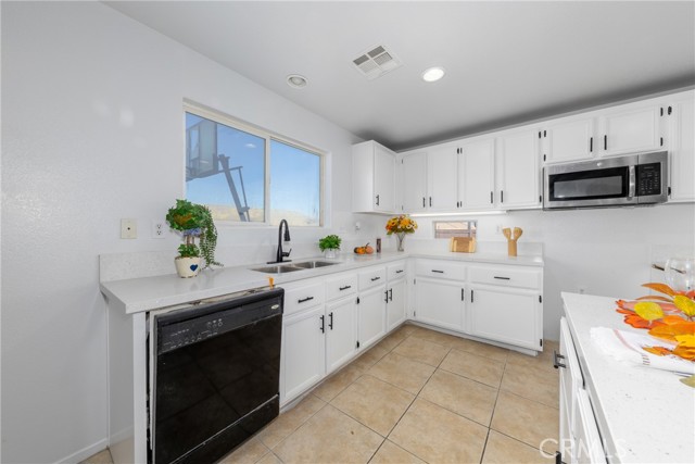 Detail Gallery Image 10 of 48 For 9868 Maple Ct, Adelanto,  CA 92301 - 4 Beds | 3 Baths