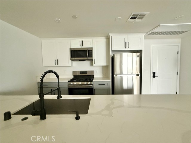 Detail Gallery Image 2 of 9 For 7022 Alabama #304,  Canoga Park,  CA 91303 - 3 Beds | 3 Baths