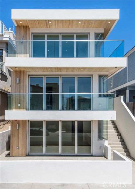 Detail Gallery Image 1 of 37 For 300 Manhattan Ave, Hermosa Beach,  CA 90254 - 5 Beds | 5/2 Baths