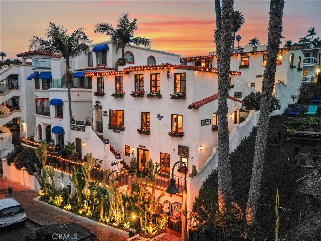 https://media.crmls.org/medias/0ec9172f-01b0-4360-89fe-7fc26b68290f.jpg?preset=X-Large