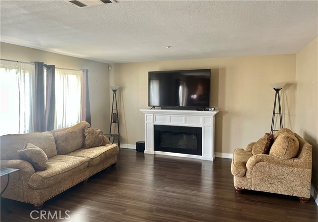Detail Gallery Image 3 of 10 For 15629 Aerostar Ct, Fontana,  CA 92336 - 4 Beds | 2/1 Baths
