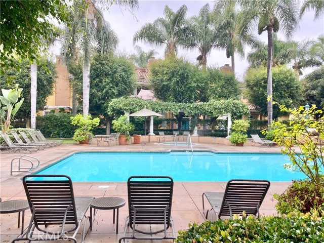 Detail Gallery Image 10 of 11 For 904 Reggio Aisle, Irvine,  CA 92606 - 2 Beds | 2 Baths