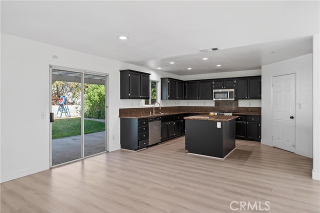 Detail Gallery Image 15 of 39 For 15552 Caravelle, Fontana,  CA 92336 - 4 Beds | 2/1 Baths