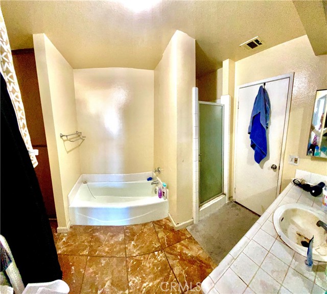Detail Gallery Image 11 of 13 For 17441 Virginia Ave #E,  Bellflower,  CA 90706 - 3 Beds | 2 Baths