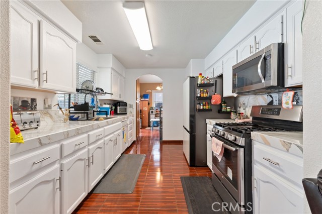 Detail Gallery Image 13 of 33 For 180 Cheney Ln, Coalinga,  CA 93210 - 3 Beds | 2/1 Baths