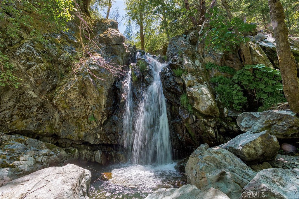 https://media.crmls.org/medias/0ed6dd19-68d5-468b-b25a-1b367362007f.jpg?preset=X-Large