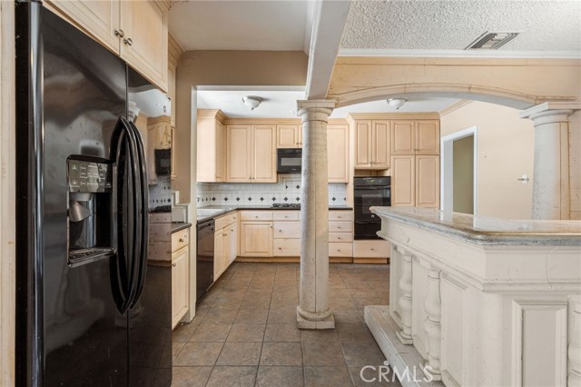 Detail Gallery Image 9 of 31 For 16857 Chatsworth St, Granada Hills,  CA 91344 - 3 Beds | 2 Baths