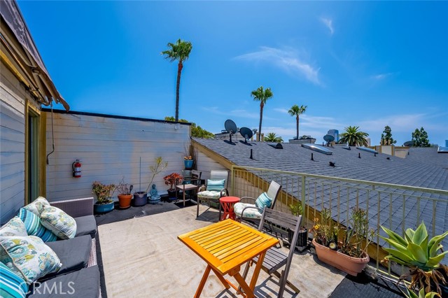 645 Chestnut Avenue, Long Beach CA: https://media.crmls.org/medias/0edd27c4-1883-453a-997d-e1fd435b031e.jpg