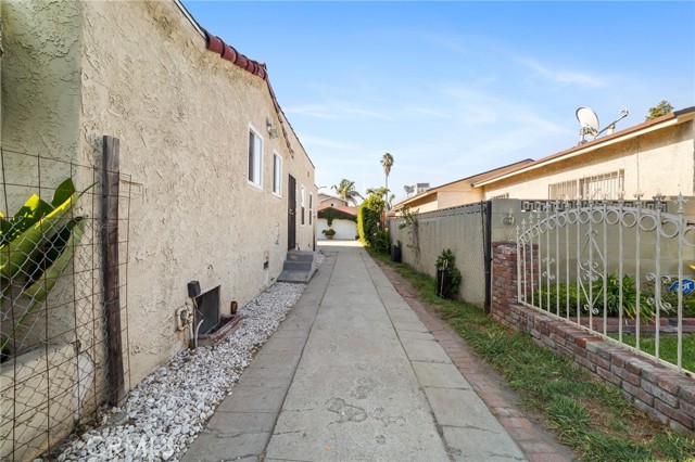 1337 W Gage Avenue, Los Angeles CA: https://media.crmls.org/medias/0ee0e068-ff1e-48df-84ac-c410b6166c62.jpg