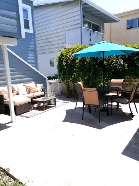 413 Ocean Avenue, Seal Beach CA: https://media.crmls.org/medias/0ee173f9-6e0e-47ce-9910-5d75f42da078.jpg