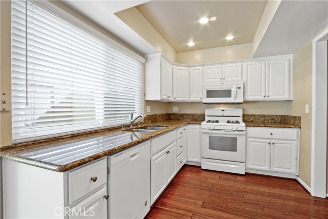 Detail Gallery Image 7 of 19 For 2438 Vista Hogar, Newport Beach,  CA 92660 - 3 Beds | 1/1 Baths